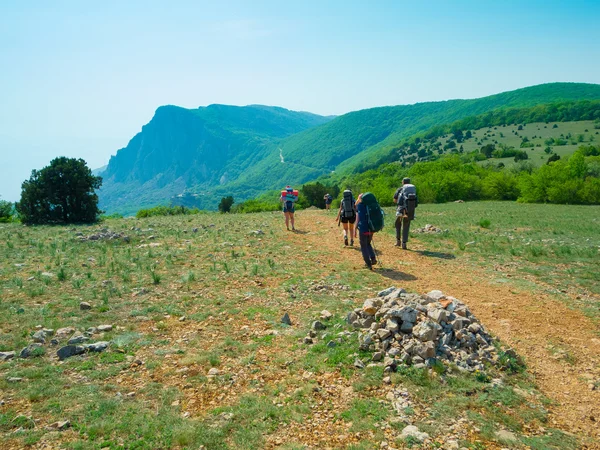 Escursionisti gruppo a piedi — Foto Stock