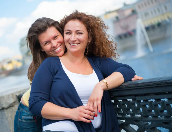 Två glada unga vackra kvinnor — Stockfoto