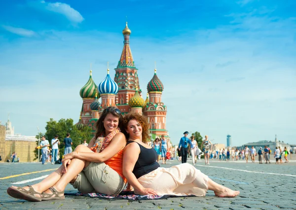Glada unga kvinnor besöker Röda torget — Stockfoto