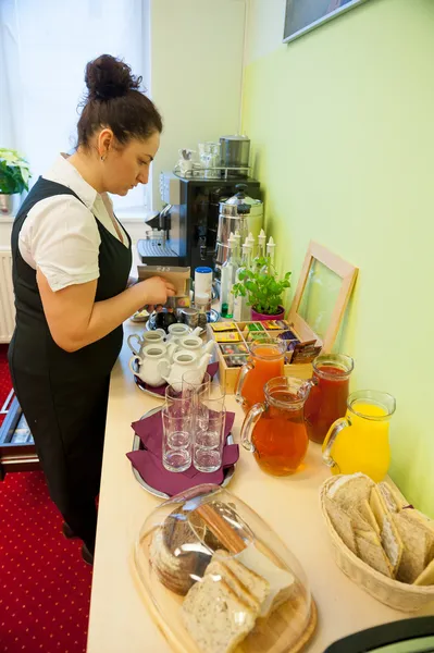 Waitress serving breakfast — Stock Photo, Image