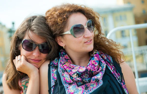 Dos mujeres hermosas jóvenes felices — Foto de Stock