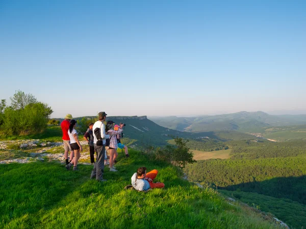 Vandrare titta på terrängen — Stockfoto