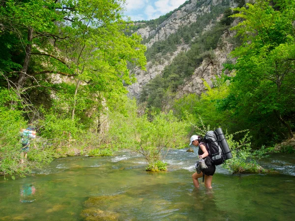 Hiker traversează un râu — Fotografie, imagine de stoc