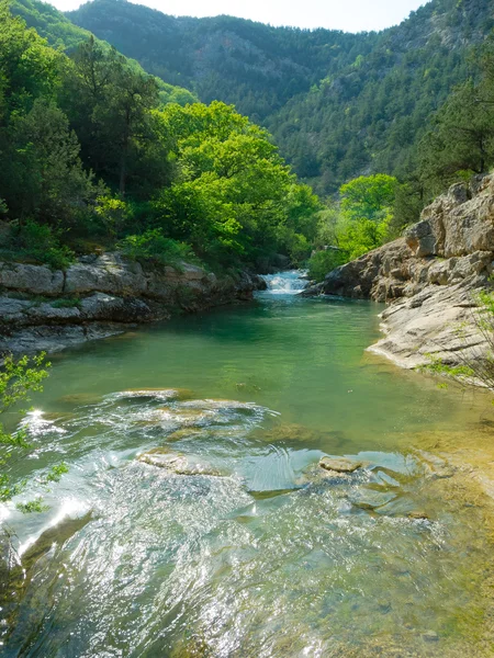 Berg rivier die stroomt op de Krim — Stockfoto