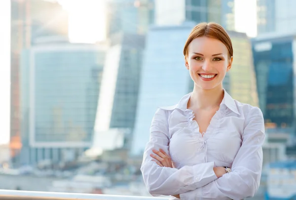 Sourire jeune femme d'affaires — Photo