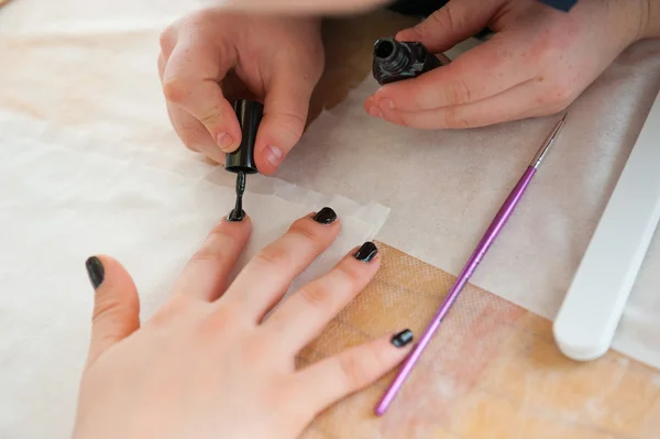 Młoda kobieta robi manicure — Zdjęcie stockowe