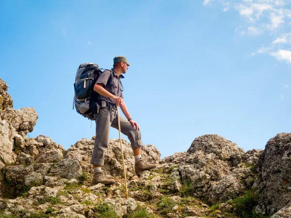 Escursionista in montagna — Foto Stock