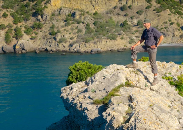 Mužské turista na kamenné moře pobřeží — Stock fotografie
