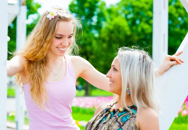 Twee meisjes in het park — Stockfoto