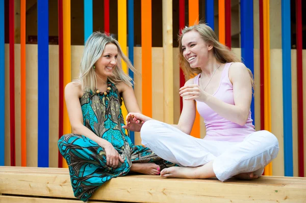 Two girls in the park — Stock Photo, Image