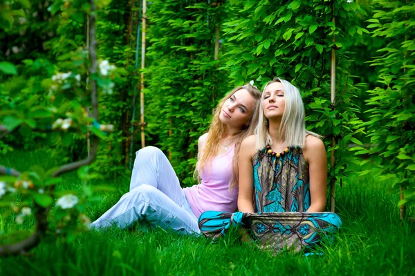 Duas mulheres jovens relaxando — Fotografia de Stock