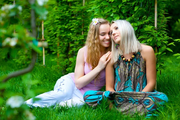 Dos mujeres jóvenes relajándose — Foto de Stock