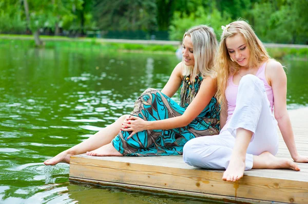 Zwei junge Frauen entspannen sich — Stockfoto