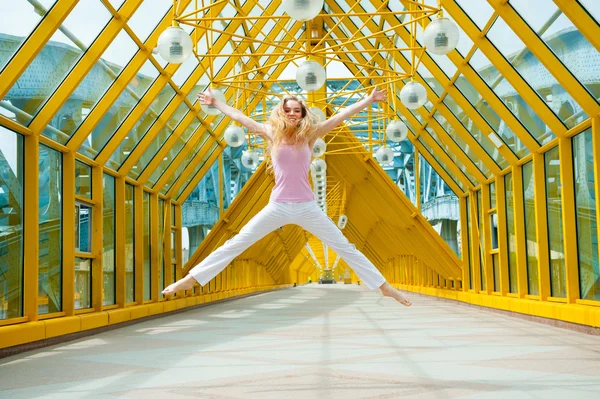 Young woman jumping — Stock Photo, Image