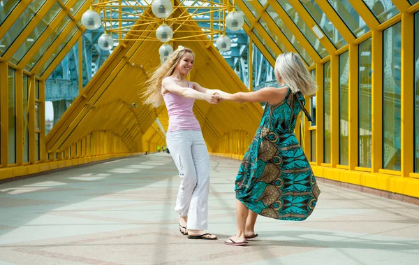 Dos chicas divirtiéndose — Foto de Stock