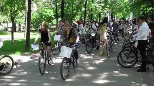 Dia da Ação Uniforme de Bicicleta — Vídeo de Stock