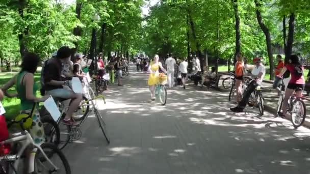 Día de la acción uniforme en bicicleta — Vídeo de stock