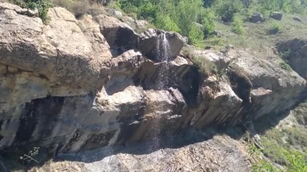 Καταρράκτη στα βουνά στην Κριμαία, Ουκρανία — Αρχείο Βίντεο