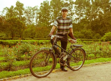 genç adam Park retro Motosiklet ile poz.