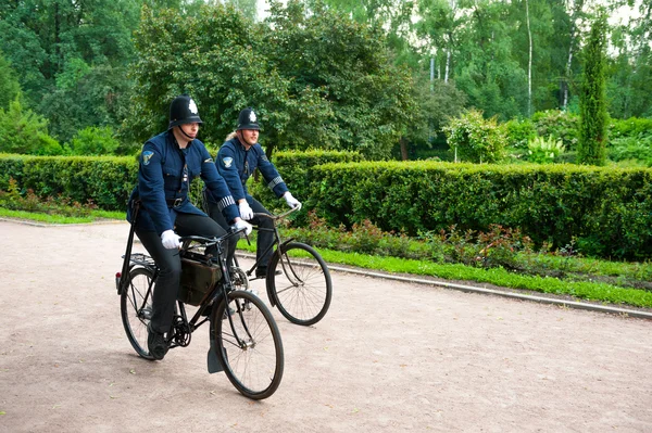 歴史的な自転車に乗る — ストック写真