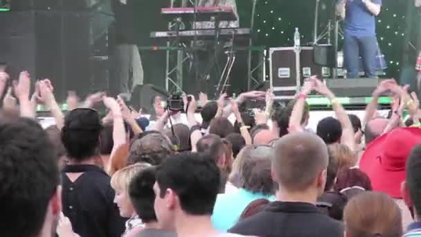 Public applaudissant au concert en plein air — Video