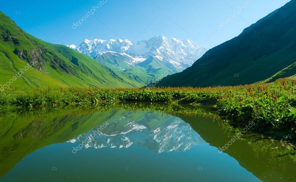 Alpské jezero nedaleko ushguli, Gruzie. — Stock Fotografie ...
