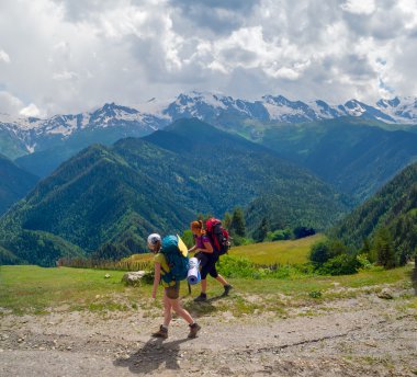 Svaneti trekking genç kadınlar,