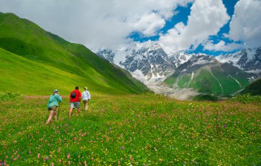 Svaneti trekking genç yürüyüşçü