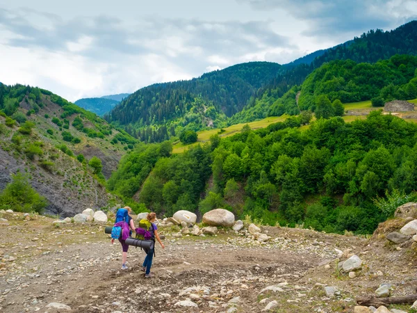 Unga kvinnor trekking i Svanetien — Stockfoto