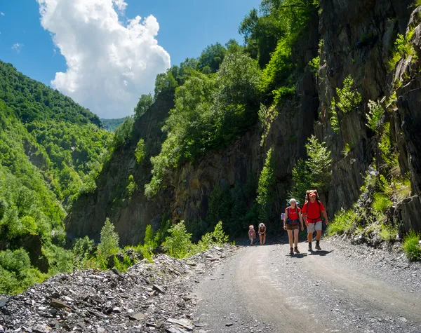 Jóvenes excursionistas trekking en Svaneti , — Foto de Stock