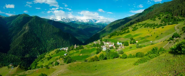 Panorámás tájat a Svaneti Ieli falu — Stock Fotó