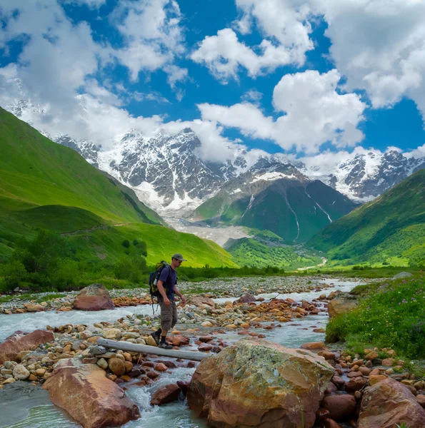 Hikers group cross the mountain river — Stock Photo, Image