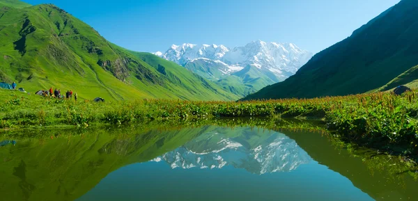 Vandrare läger nära ushguli, Georgien. — Stockfoto