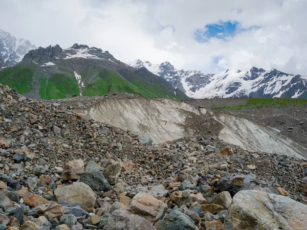 Παγετώνας στους πρόποδες του shkara το βουνό — Φωτογραφία Αρχείου