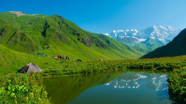 Туристи таборі поблизу ushguli, Грузія. — стокове фото