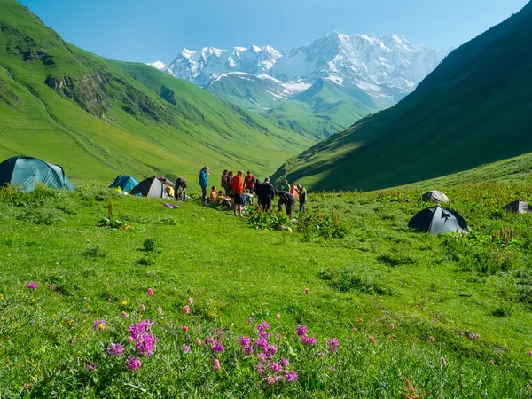 Hikers eat breakfast at the camp — Stock Photo, Image