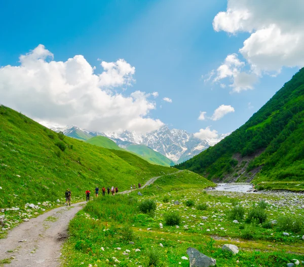 Jovens caminhantes trekking em Svaneti — Fotografia de Stock