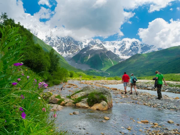 Young hikers trekking in Svaneti — Stock Photo, Image