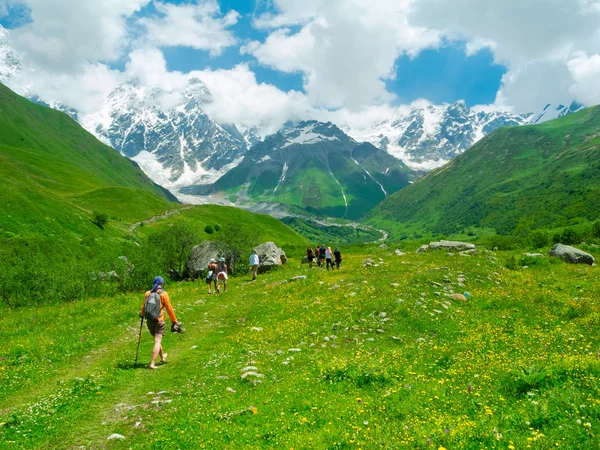 Mladí turisté v svaneti trekking — Stock fotografie