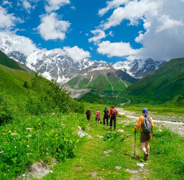 Mladí turisté v svaneti trekking — Stock fotografie