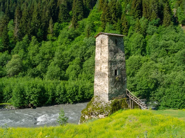 Torre vicino al fiume a Svaneti — Foto Stock