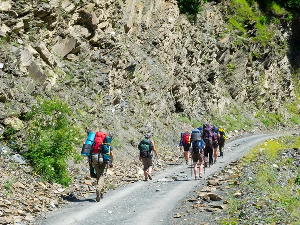 Jeunes randonneurs trekking à Svaneti , — Photo