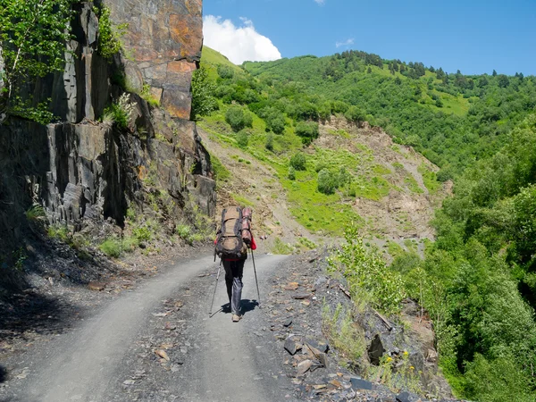 Jonge wandelaars wandeltochten in svaneti, — Stockfoto