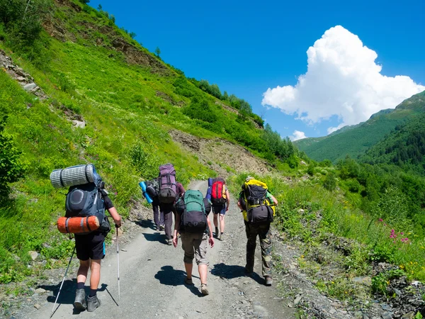 Young hikers trekking in Svaneti, — Stock Photo, Image