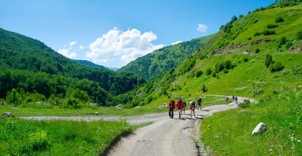 Jeunes randonneurs trekking à Svaneti , — Photo