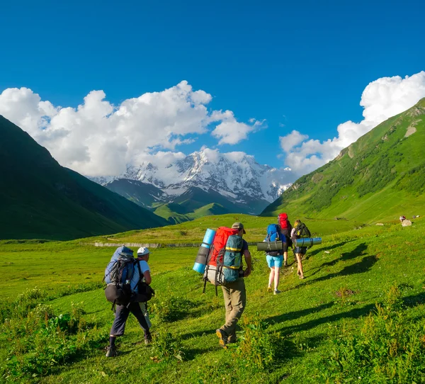 Jeunes randonneurs trekking à Svaneti — Photo