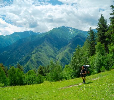 Svaneti trekking genç kadınlar,