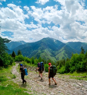 Svaneti trekking genç kadınlar,