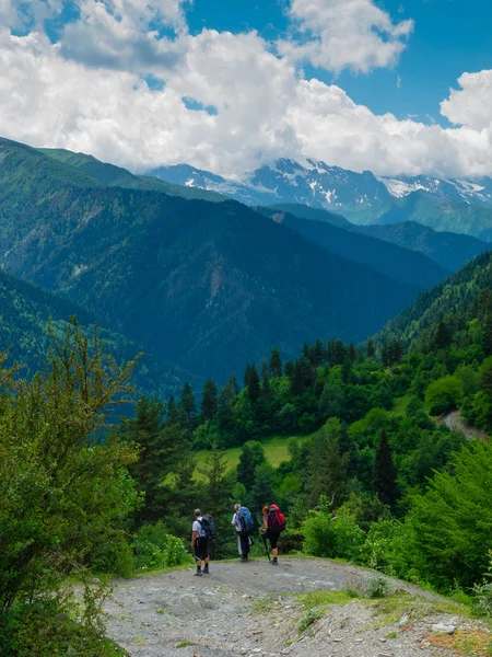 Unga kvinnor trekking i Svanetien, — Stockfoto