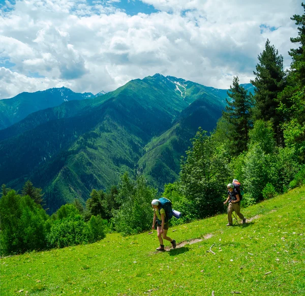 Svaneti trekking genç kadınlar, — Stok fotoğraf